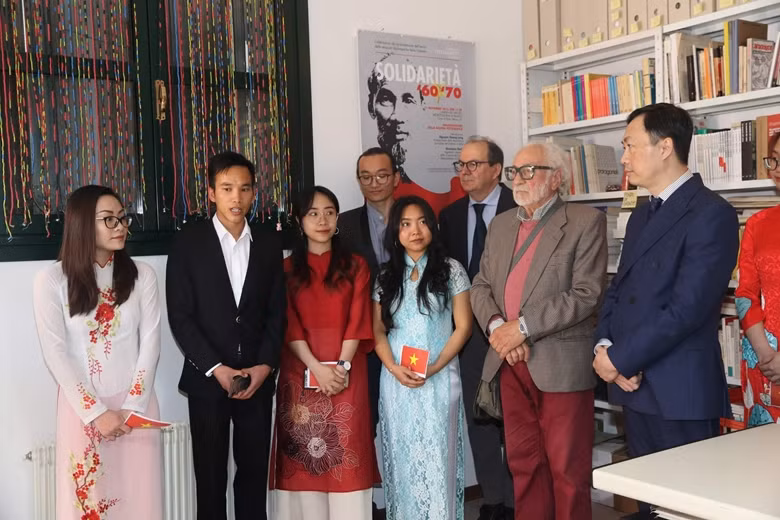 Nghiên cứu sinh sau tiến sĩ Phạm Hùng Vương (người thứ hai từ trái sang). (ẢNH: TG)