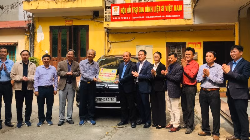 Hội Hỗ trợ gia đình liệt sĩ Việt Nam tiếp nhận xe vận chuyển hài cốt liệt sĩ