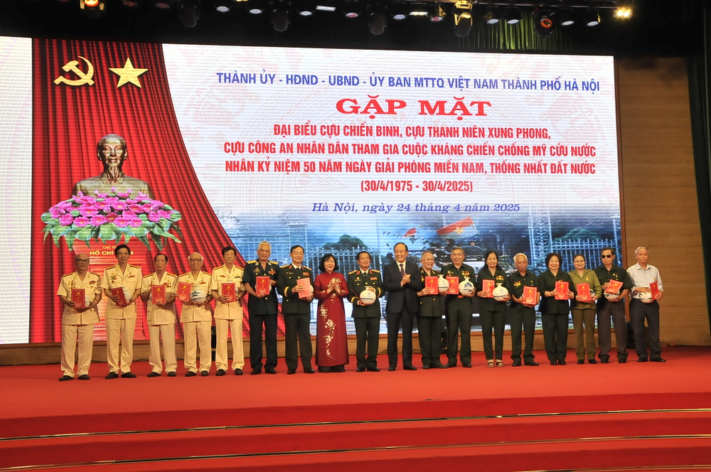 Lãnh đạo Thành phố Hà Nội tặng quà tri ân các lực lượng tham gia kháng chiến chống Mỹ Lãnh đạo Thành phố Hà Nội tặng quà tri ân các lực lượng tham gia kháng chiến chống Mỹ