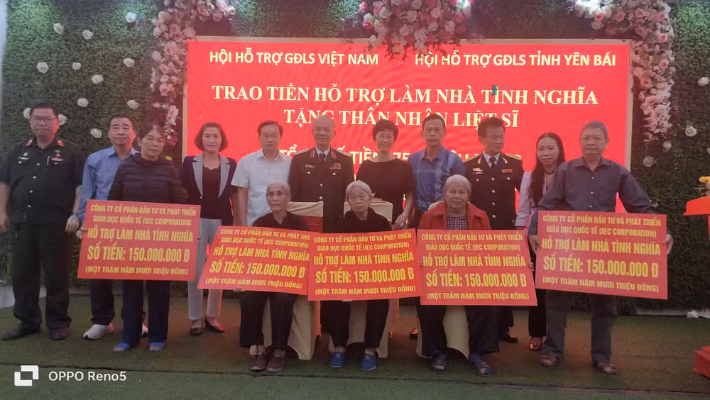 Trung tướng Hoàng Khánh Hưng và đại diện nhà tài trợ trao số tiền tượng trưng cho các gia đình liệt sĩ Trung tướng Hoàng Khánh Hưng và đại diện nhà tài trợ trao số tiền tượng trưng cho các gia đình liệt sĩ