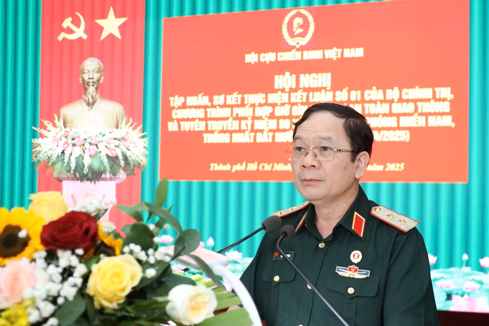 Trung tướng Khuất Việt Dũng, Phó Chủ tịch Hội Cựu chiến binh Việt Nam chủ trì hội nghị.