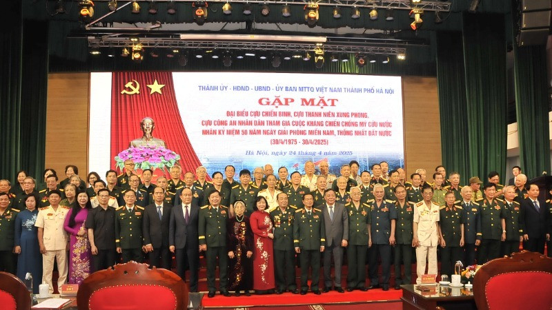 Các đại biểu chụp ảnh lưu niệm