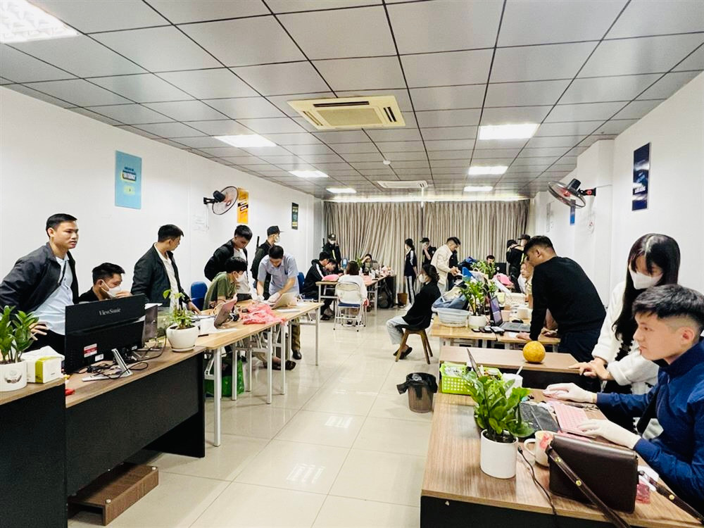 Lực lượng chức năng tỉnh Bắc Giang khám xét nơi làm việc của nhóm đối tượng giả danh bác sĩ lừa bán thực phẩm chức năng.