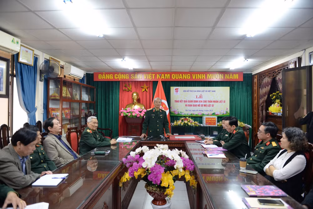 Trung tướng Hoàng Khánh Hưng, Chủ tịch Hội Hỗ trợ gia đình liệt sĩ chủ trì buổi lễ.