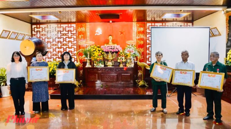 Trao bằng Tổ quốc ghi công 5 liệt sĩ Tiểu đoàn nữ biệt động Lê Thị Riêng.