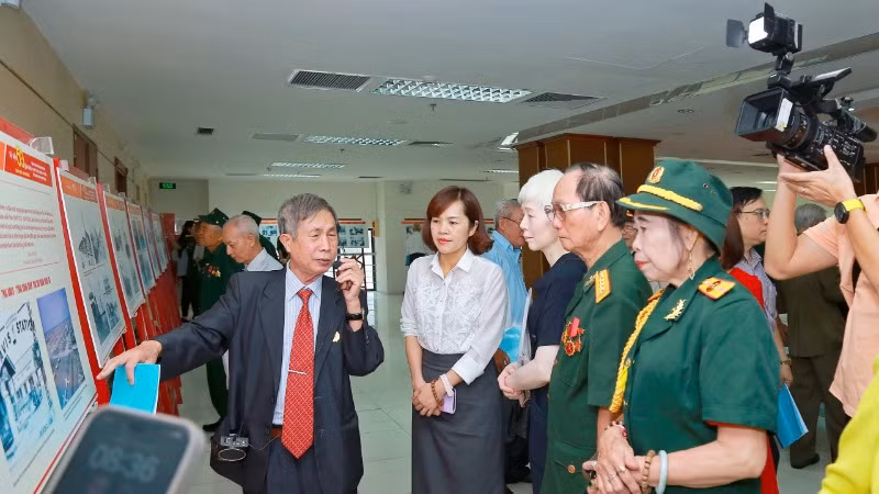 Gặp mặt truyền thống và triển lãm ảnh tư liệu thi hành Hiệp định Paris.