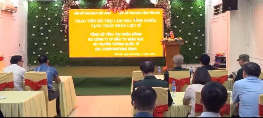 Quang cảnh buổi lễ trao kinh phí hỗ trợ làm Nhà tình nghĩa Quang cảnh buổi lễ trao kinh phí hỗ trợ làm Nhà tình nghĩa