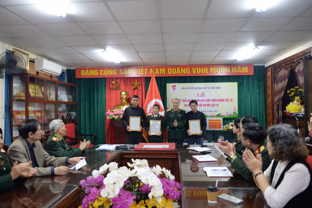 Thân nhân liệt sĩ nhận bàn giao kết quả giám định ADN thành công, xác định danh tính hài cốt liệt sĩ.