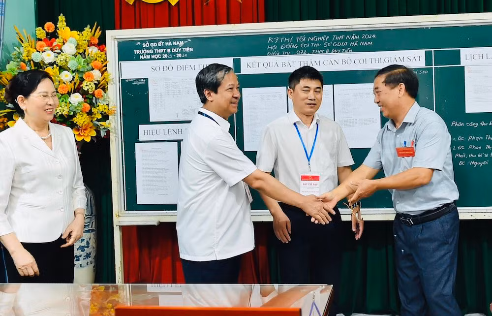 Bộ trưởng động viên cán bộ, giáo viên làm nhiệm vụ coi thi điểm thi Trường THPT B Duy Tiên, Hà Nam.