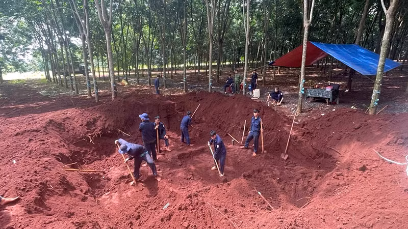 Các chiến sĩ Đội K72-Bộ Chỉ huy quân sự tỉnh Bình Phước đào tìm hài cốt liệt sĩ tại khu vực sân bay quân sự Lộc Ninh, tỉnh Bình Phước. (Nguồn Đội K72-Bộ Chỉ huy quân sự tỉnh Bình Phước)