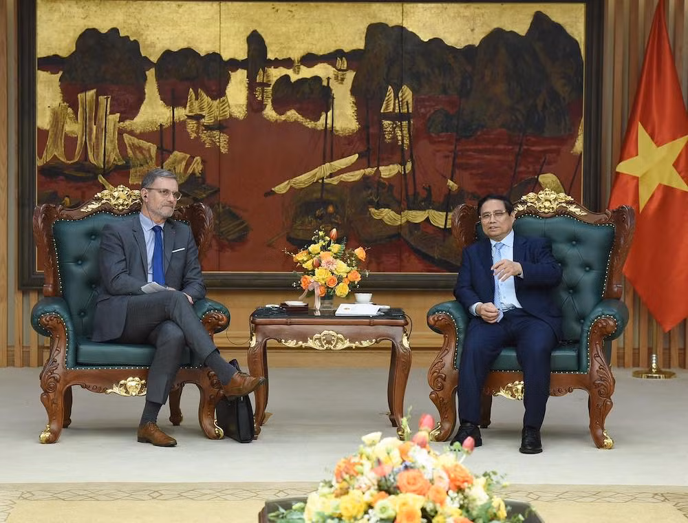 Thủ tướng Phạm Minh Chính tiếp Đại sứ Pháp tại Việt Nam Olivier Brochet (Ảnh: TRẦN HẢI)