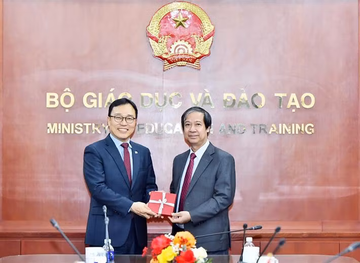 Bộ trưởng Nguyễn Kim Sơn và Đại sứ Hàn Quốc tại Việt Nam, ngài Choi Youngsam (Ảnh: Bộ Giáo dục và Đào tạo)