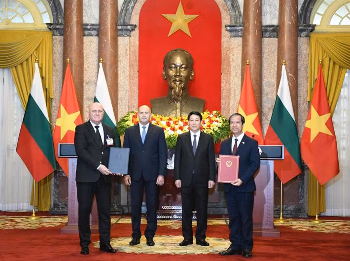 Bộ trưởng Giáo dục và Đào tạo Nguyễn Kim Sơn và Bộ trưởng Giáo dục và Khoa học Bulgaria ký văn kiện hợp tác giáo dục Việt Nam - Bulgaria (Ảnh: Bộ Giáo dục và Đào tạo)