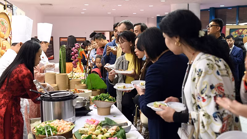 Thực khách xếp hàng chờ thưởng thức món Việt tại “Ngày Việt Nam ở Saudi Arabia 2024”.