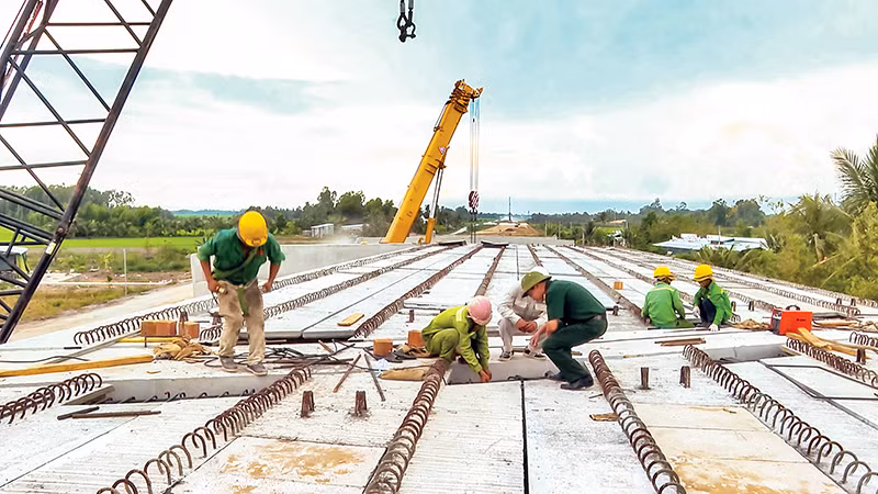 Thi công các hạng mục của cầu tuyến đường cao tốc Cần Thơ-Cà Mau.