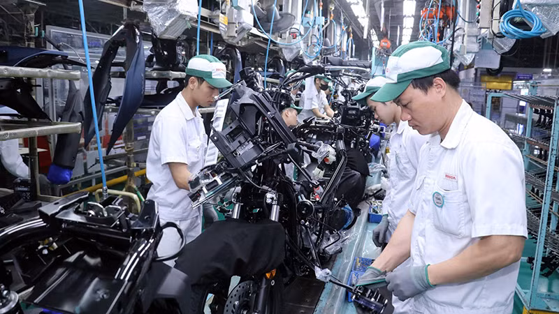 Người lao động kiểm tra sản phẩm tại Công ty Honda Việt Nam. 