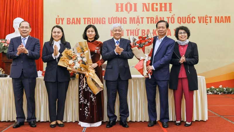 Chủ tịch Ủy ban Trung ương Mặt trận Tổ quốc Việt Nam Đỗ Văn Chiến (thứ 3 từ phải sang) và các đồng chí lãnh đạo Ủy ban trao hoa chúc mừng 2 tân Ủy viên Ủy ban, Đoàn Chủ tịch Ủy ban Trung ương Mặt trận Tổ quốc Việt Nam khóa X.