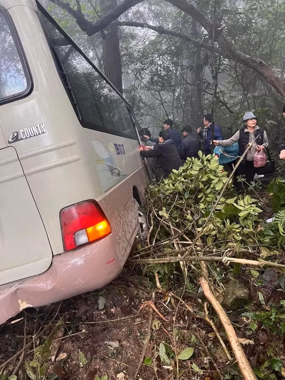 Người đi đường cứu giúp những người trên xe gặp nạn. (Ảnh do người dân cung cấp)