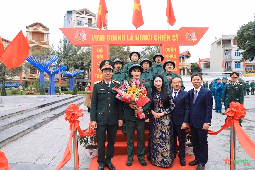 Lãnh đạo địa phương và Quân khu 2 động viên tân binh thành phố Phúc Yên.