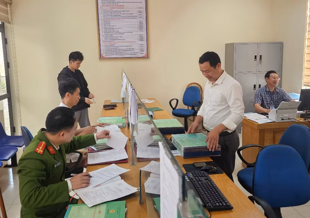 Cán bộ, công chức xã Hồ Sơn tận tình hướng dẫn nhân dân thực hiện thủ tục hành chính.