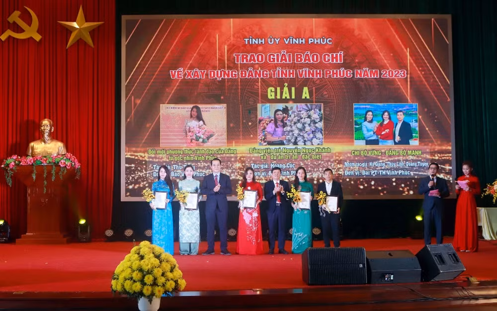 Các tác giả, nhóm tác giả nhận giải A.