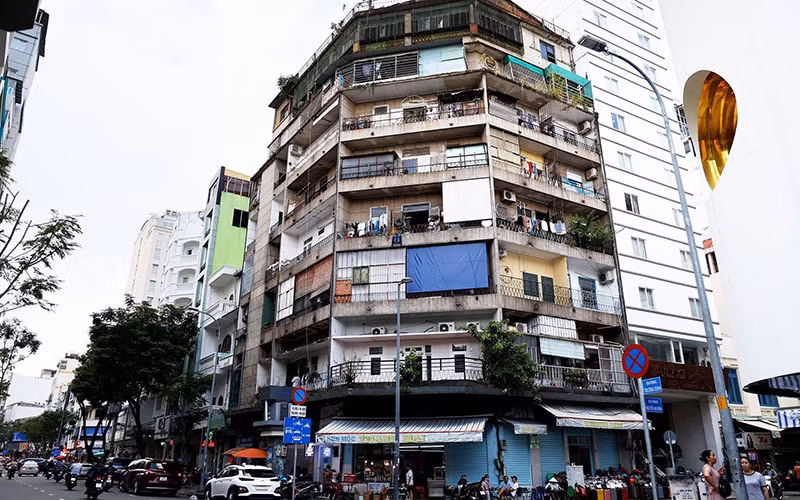 Chung cư cũ trên đường Trương Định, Quận 1. (Ảnh HỒNG ĐẠT) Chung cư cũ trên đường Trương Định, Quận 1. (Ảnh HỒNG ĐẠT)