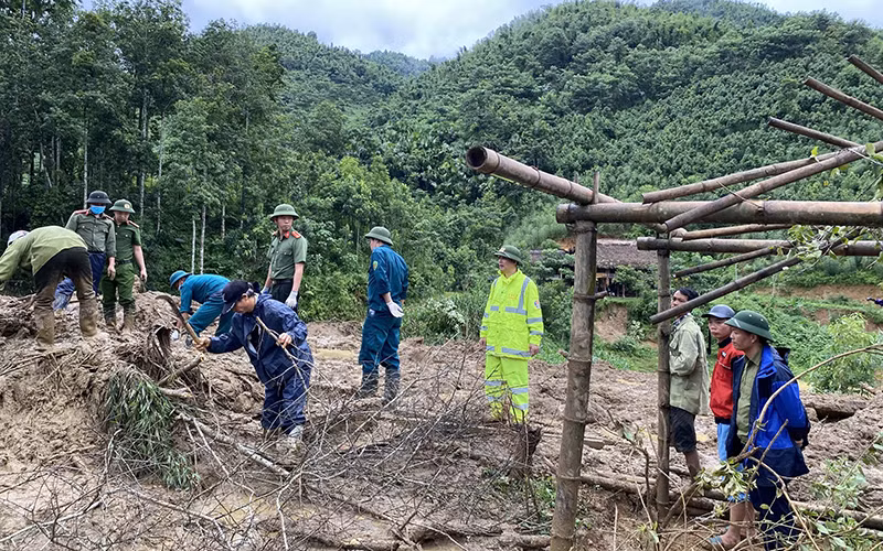 Lực lượng cứu hộ tìm kiếm nạn nhân vụ lũ quét ở xã Phúc Khánh, huyện Bảo Yên,tỉnh Lào Cai.