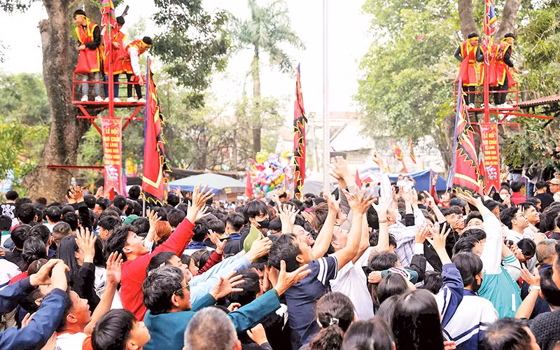 Quang cảnh Lệ làng tung hoa truyền thống làng Tiếu Mai.