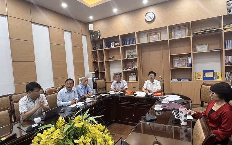 Các chuyên gia tham gia cuộc họp Tổ chuyên môn chăm sóc, điều trị ca bệnh Covid-19. 