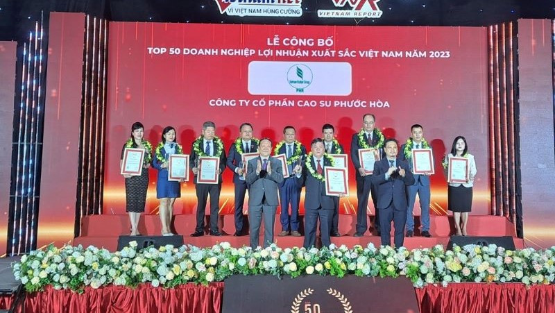 Ông Nguyễn Văn Tược – Bí thư Đảng ủy, Tổng Giám đốc Công ty Cổ phần Cao-su Phước Hòa nhận vinh danh Top 50 Doanh nghiệp Lợi nhuận Xuất sắc Việt Nam.