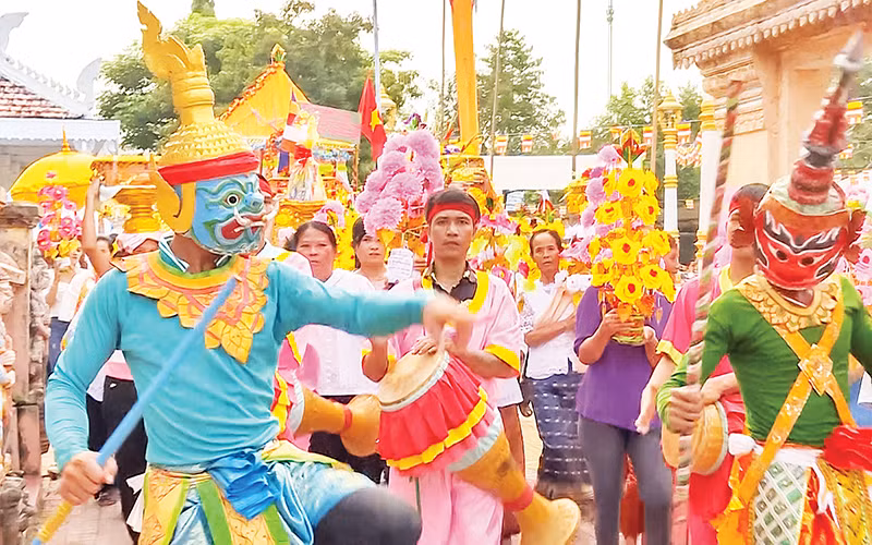 Múa trống Sa-dăm tại chùa Samaki, huyện Vĩnh Thạnh, TP Cần Thơ.