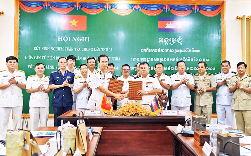 Chuẩn Đô đốc Nguyễn Hữu Thoan và Phó Đô đốc Mey Dina trao biên bản ghi nhớ công tác phối hợp trong thời gian tới.