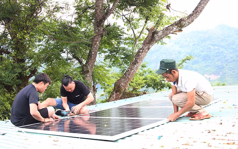 Lắp điện mặt trời tặng điểm trường. Lắp điện mặt trời tặng điểm trường.