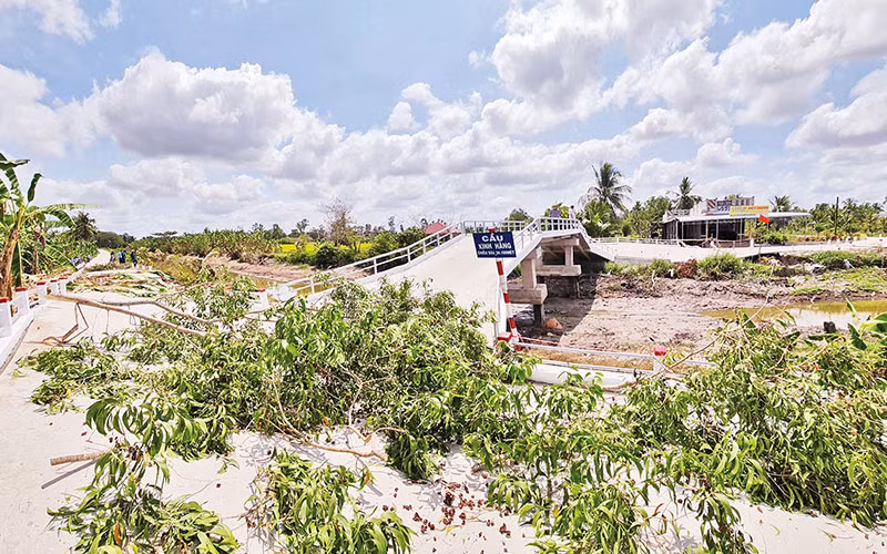 Cầu Kinh Hãng tại xã Khánh Hưng vừa mới hoàn thành đã bị sụt lún, hư hỏng hoàn toàn.