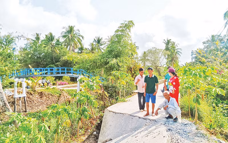 Một số tuyến đường giao thông nông thôn trên địa bàn xã Trần Hợi bị sụt lún, ảnh hưởng việc đi lại của người dân.