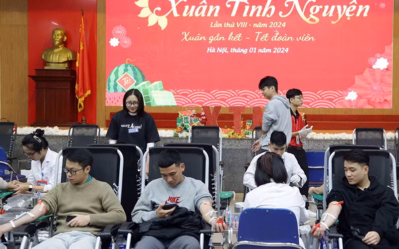 Các tình nguyện viên tham gia hiến máu tại Viện Huyết học-Truyền máu Trung ương. (Ảnh HẢI YẾN)