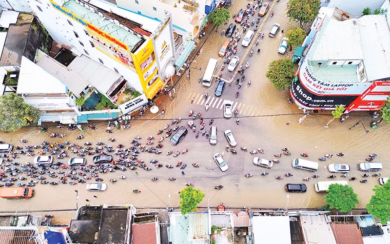 Triều cường gây ngập nhiều tuyến đường trung tâm thành phố Cần Thơ.