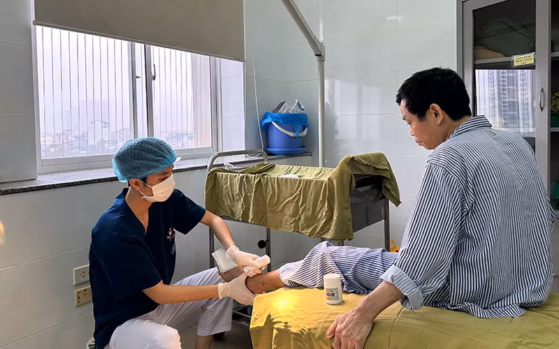 Điều trị người bệnh tại Bệnh viện Nội tiết Trung ương.