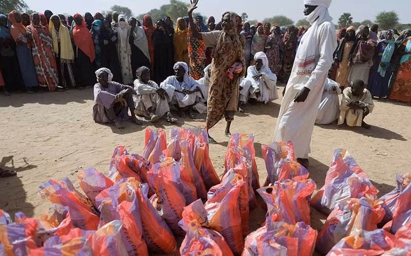 Người tị nạn Sudan xếp hàng nhận viện trợ nhân đạo. (Ảnh REUTERS)