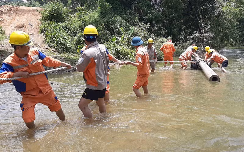 Công ty Điện lực Bắc Kạn thi công kéo điện về vùng cao. (Ảnh CÔNG TY ĐIỆN LỰC BẮC KẠN)