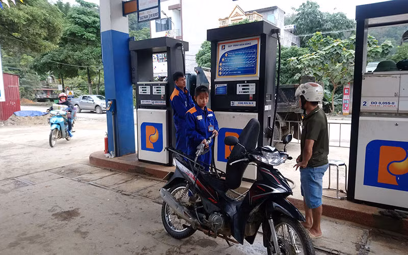 Người dân mua xăng dầu tại huyện Yên Minh (tỉnh Hà Giang).