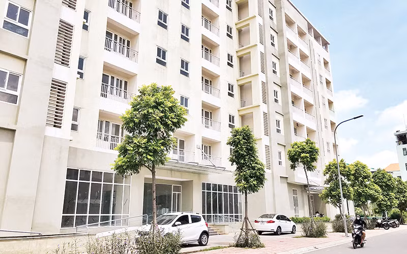 Khu nhà tái định cư tại phường Thượng Thanh, quận Long Biên bị bỏ hoang nhiều năm nay.