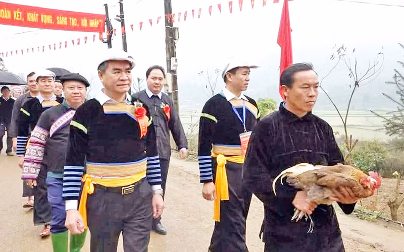 Rước Lễ ra nơi cúng Thần rừng.