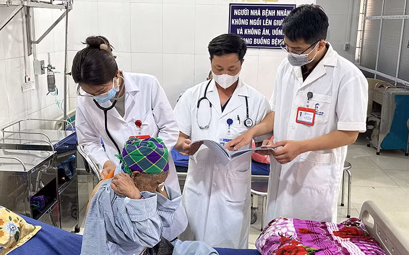 Các bác sĩ nội trú Bệnh viện Đại học Y Hà Nội phối hợp bác sĩ Trung tâm Y tế huyện Si Ma Cai (Lào Cai) khám, chữa bệnh cho người dân.