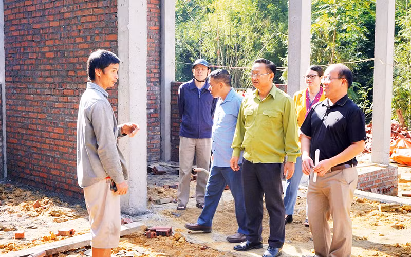 Lãnh đạo huyện Mường Khương kiểm tra tiến độ làm nhà tại xã Pha Long.