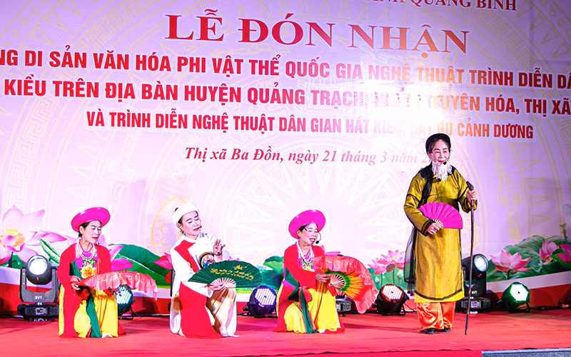 Các nghệ nhân ở huyện Quảng Trạch (Quảng Bình) trình diễn nghệ thuật hát Kiều.