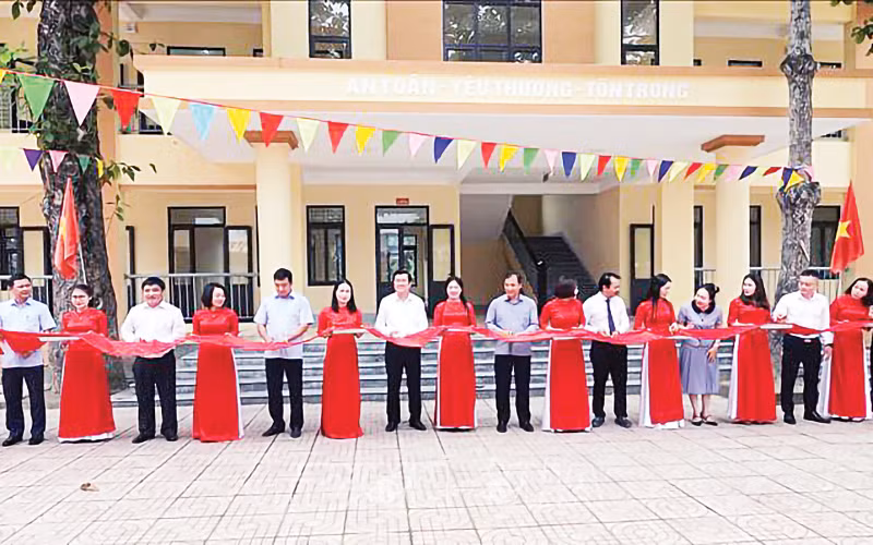 Các đại biểu cắt băng khánh thành Điểm trường vượt lũ tại Trường tiểu học Gia Phố. (Ảnh HỮU QUYẾT)