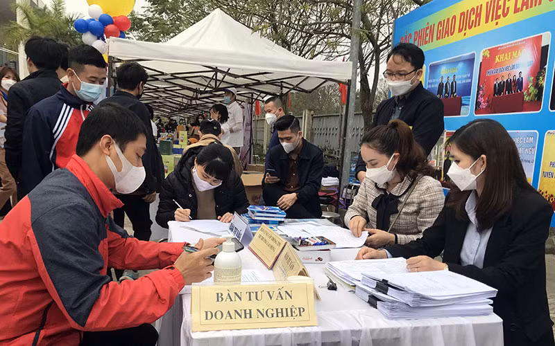 Người lao động tìm hiểu thông tin lao động, đăng ký ứng tuyển tại phiên giao dịch việc làm lưu động tại huyện Đông Anh, Hà Nội. (Ảnh TRẦN OANH) 