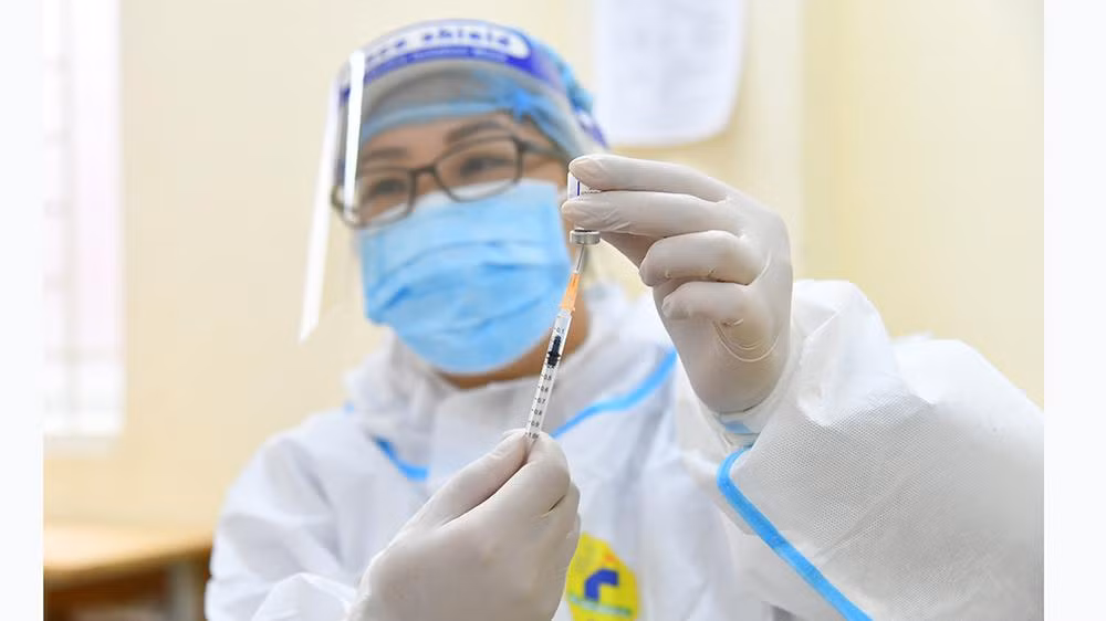 Nhân lực y tế là lực lượng tuyến đầu trong cuộc chiến chống dịch Covid-19. (Ảnh HÀ MY)