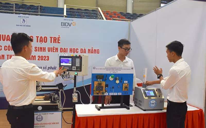 Sinh viên Trường đại học Sư phạm kỹ thuật, Đại học Đà Nẵng với sản phẩm tham gia triển lãm khoa học-công nghệ sinh viên.